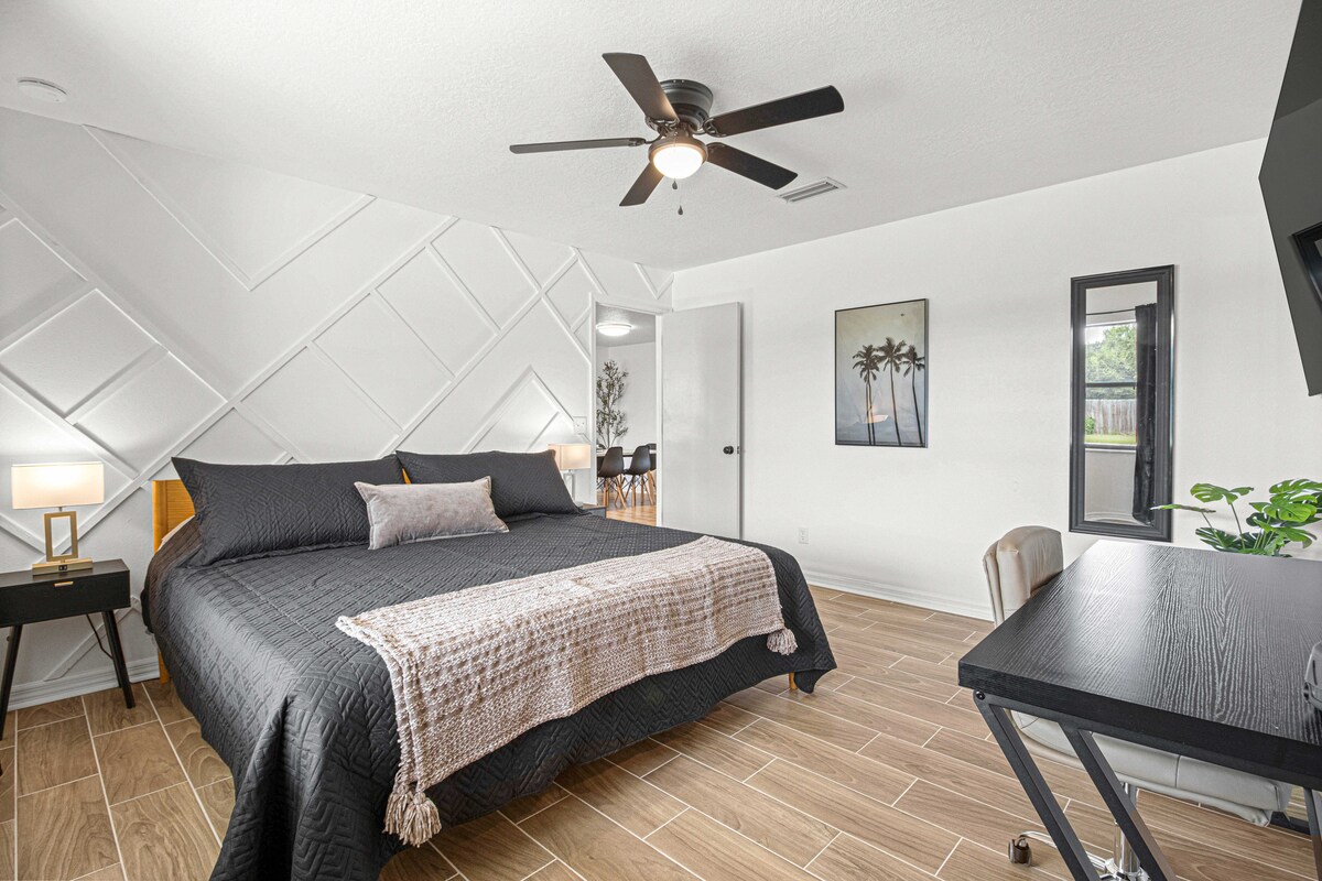 ห้องนอนหลักพื้นที่ทำงานสมาร์ททีวีโรกุขนาด 50 "ห้องน้ำในตัวและเตียงคิงไซส์