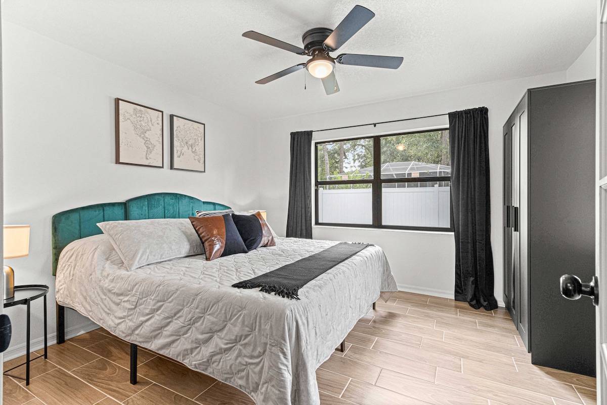 ห้องนอน 2 (ประตูสไตล์ฝรั่งเศสพร้อมผ้าม่านเพื่อความเป็นส่วนตัว) มี Roku SmartTV ขนาด 50 " 