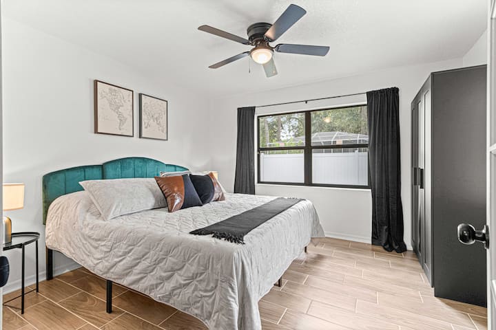 Spavaća soba 2 (francuska vrata s zavjesama za privatnost) ima 50" Roku SmartTV 