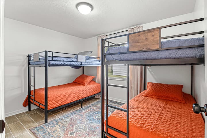 Spavaća soba 4 je soba na kat, 4 kreveta za jednu osobu. Maksimalna težina od 250 lb na gornjim krevetima.