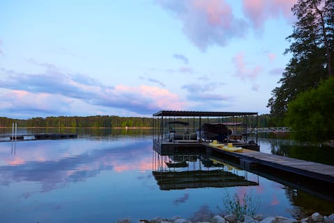 Lake front home, pet friendly, kayaks provided