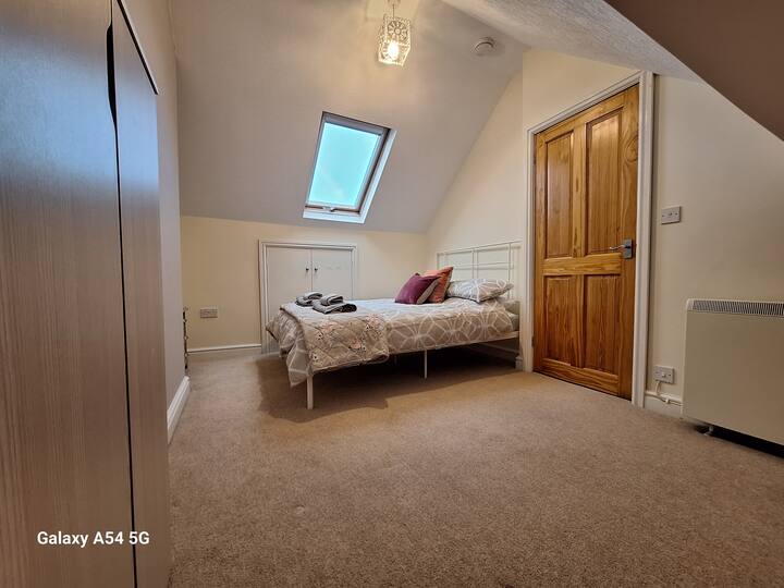 Ორადგილიანი ოთახი ველუქსის ფანჯრით