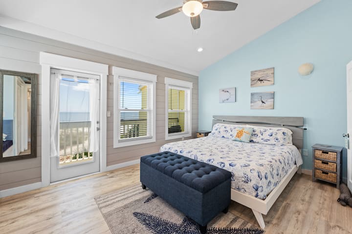 Wake up each morning in this beautiful King suite and an unobstructed view of the ocean!