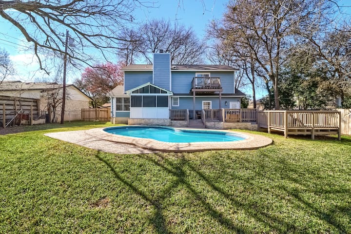 Big Home! Oasis Backyard W/ Hot Tub, 2 Kitchens - Round Rock, TX
