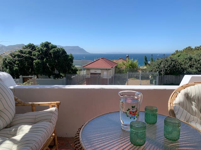 Charming seaside house near penguin reserve gallery image 3