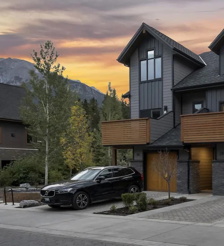 Tamarack Steamside Deluxe Chalet (End Unit) - Canmore