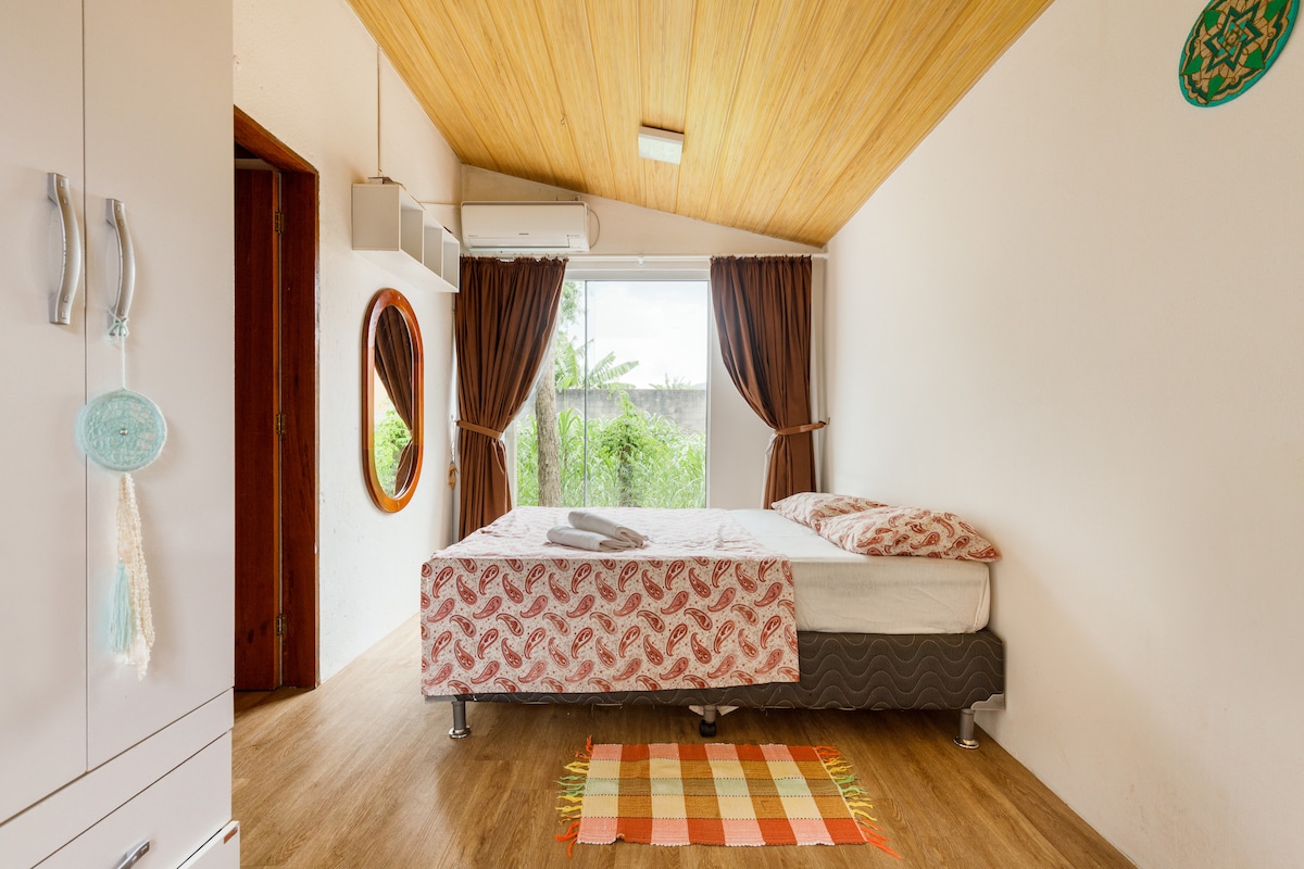 ห้องนอนที่ 2 โปร่งโล่งสว่างและมีเครื่องปรับอากาศ