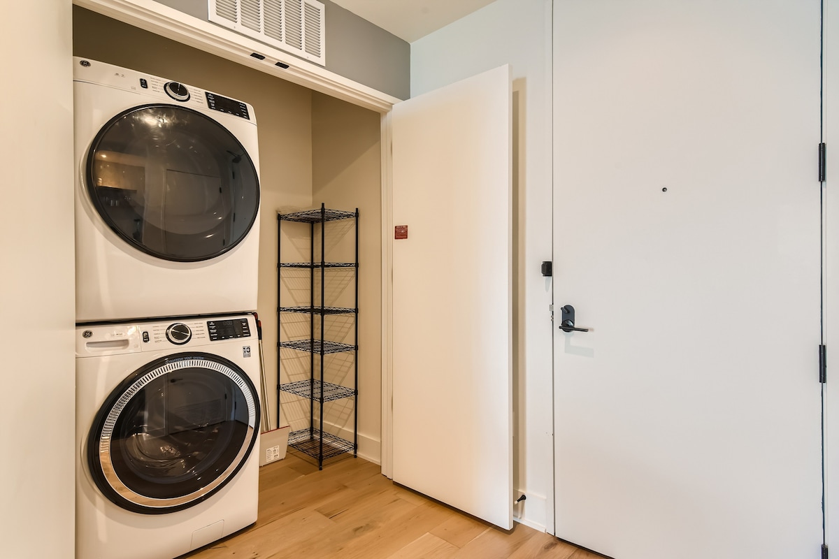 Luxury 1BR +Views+Rooftop Pool +Walk To Rainey St.