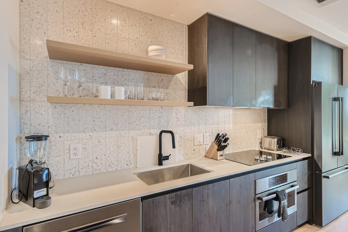 Luxury 1BR +Views+Rooftop Pool +Walk To Rainey St.