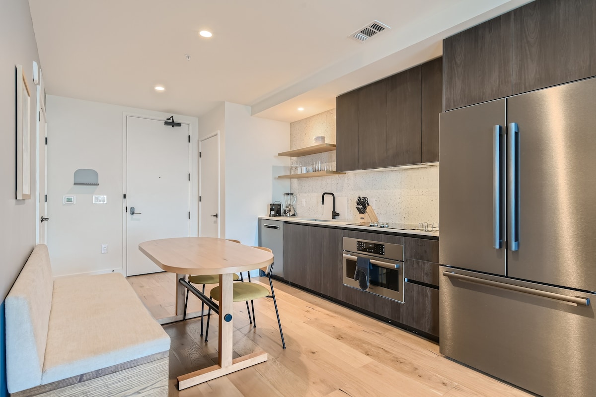 Luxury 1BR +Views+Rooftop Pool +Walk To Rainey St.