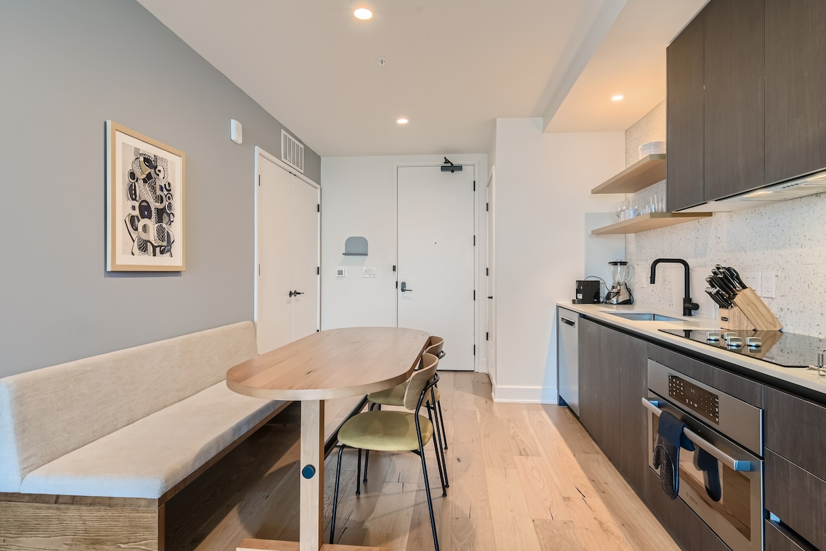 Luxury 1BR +Views+Rooftop Pool +Walk To Rainey St.