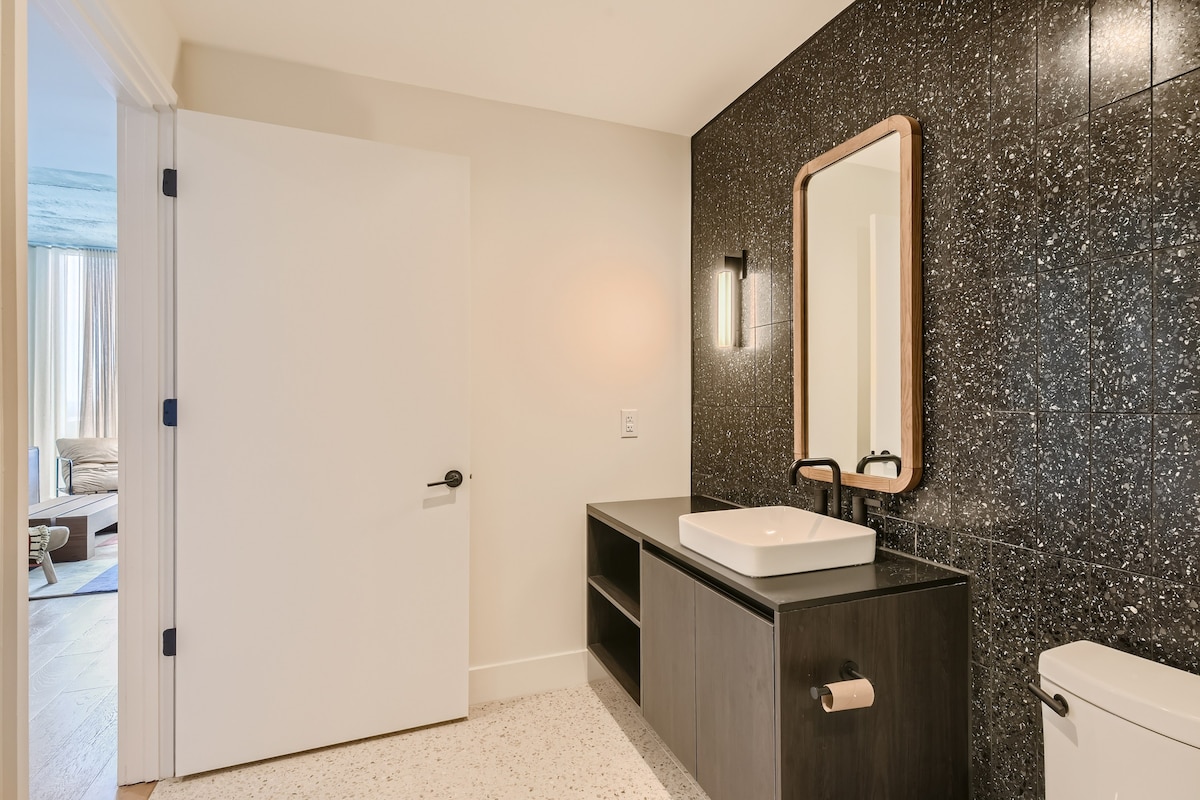 Luxury 1BR +Views+Rooftop Pool +Walk To Rainey St.
