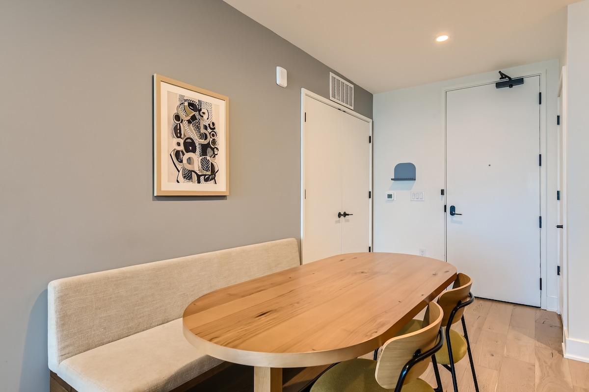 Luxury 1BR +Views+Rooftop Pool +Walk To Rainey St.