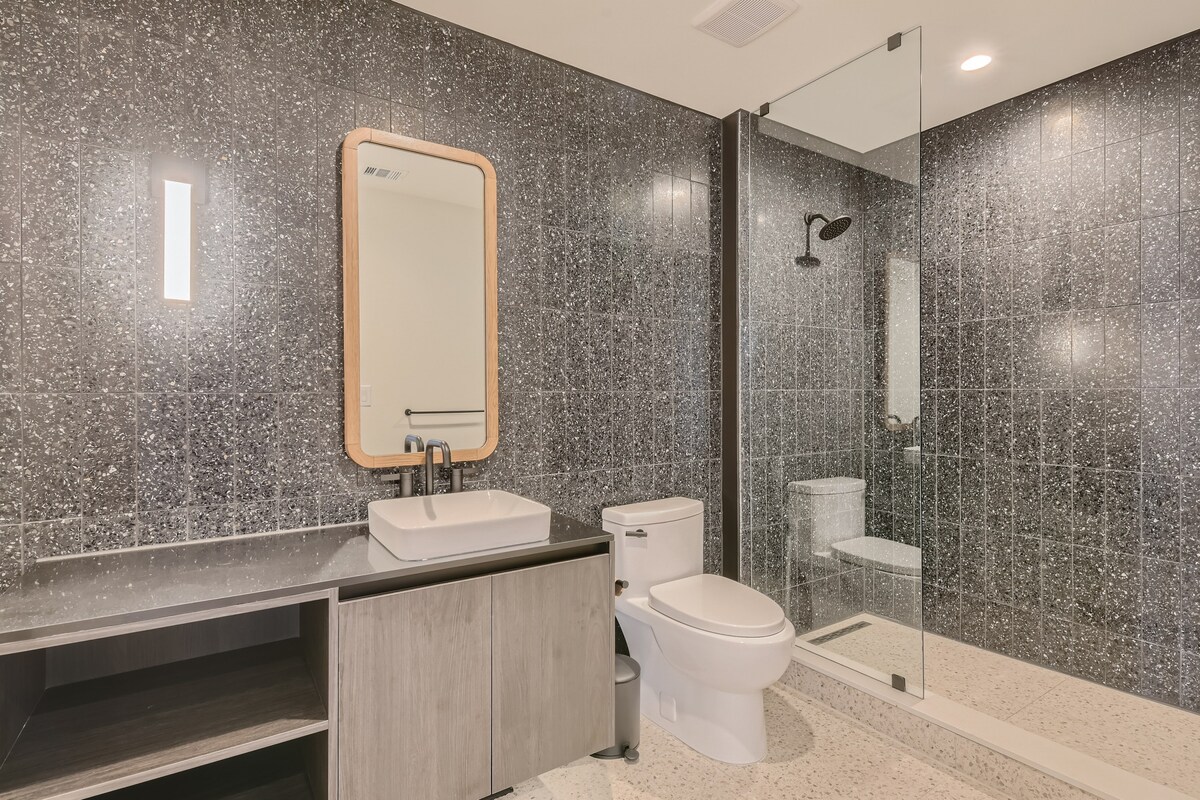 Luxury 1BR +Views+Rooftop Pool +Walk To Rainey St.