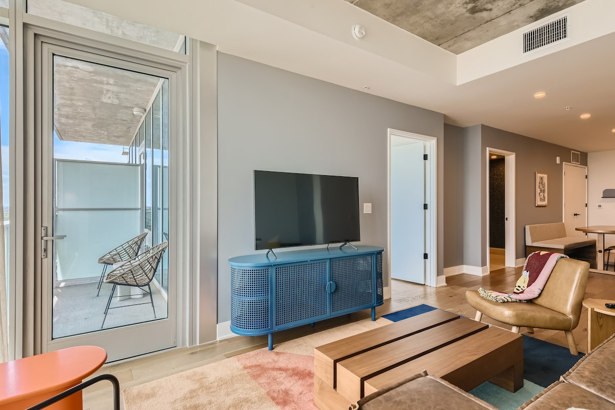Luxury 1BR +Views+Rooftop Pool +Walk To Rainey St.