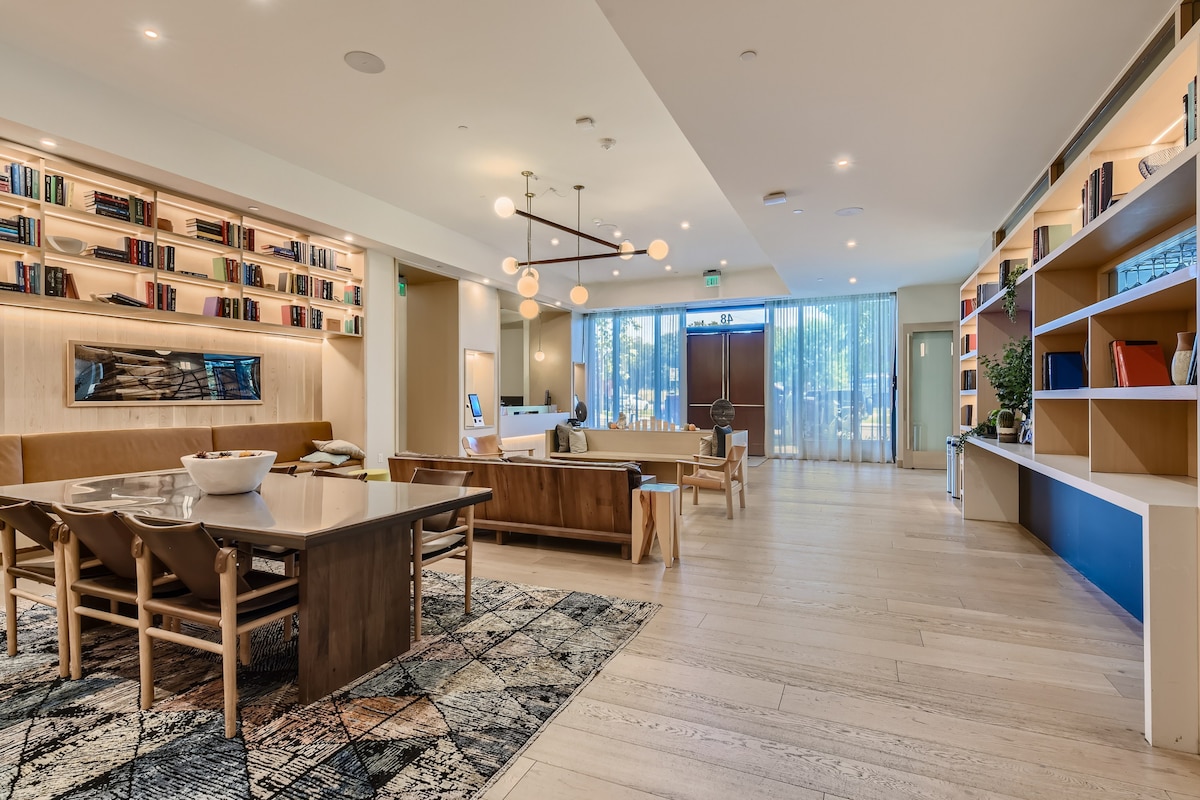 Luxury 1BR +Views+Rooftop Pool +Walk To Rainey St.