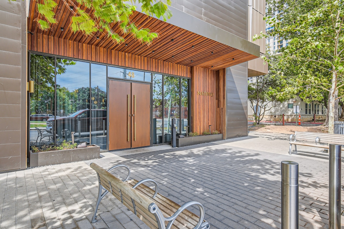 Luxury 1BR +Views+Rooftop Pool +Walk To Rainey St.