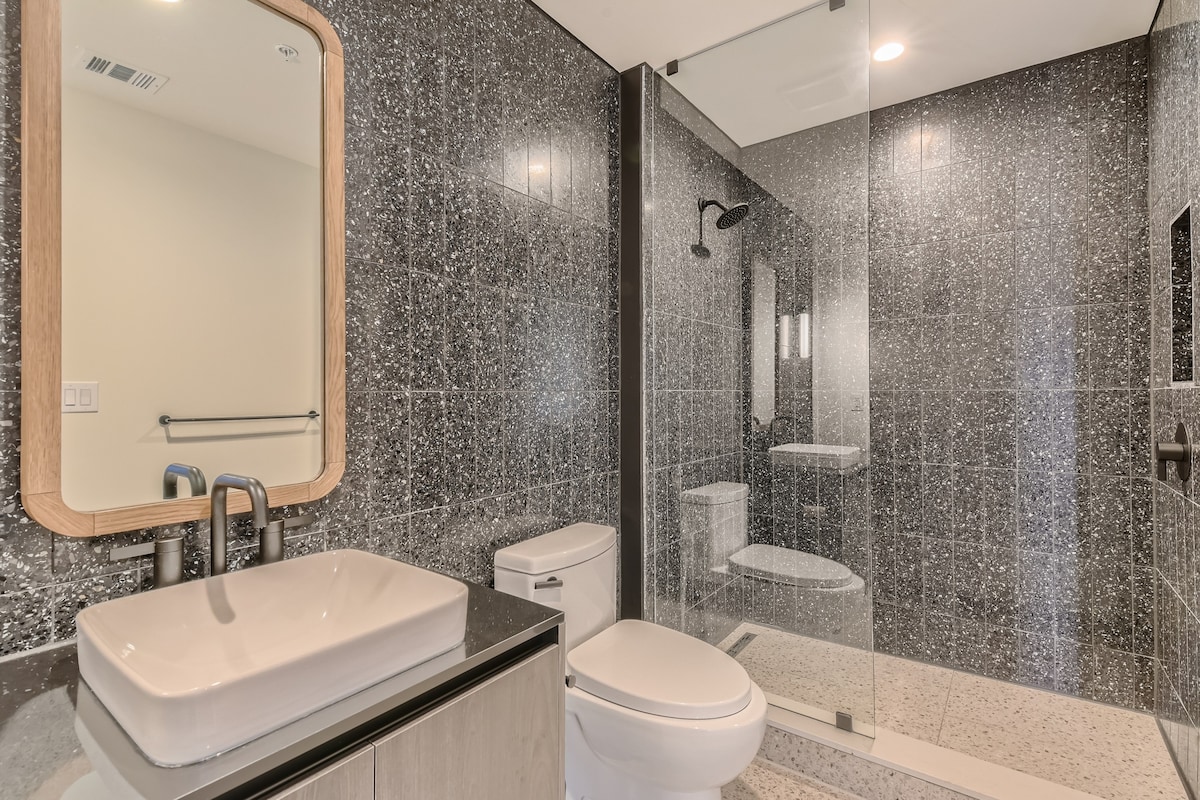 Luxury 1BR +Views+Rooftop Pool +Walk To Rainey St.