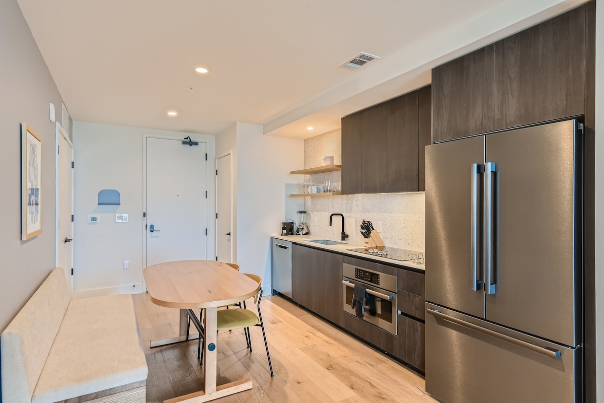 Luxury 1BR +Views+Rooftop Pool +Walk To Rainey St.