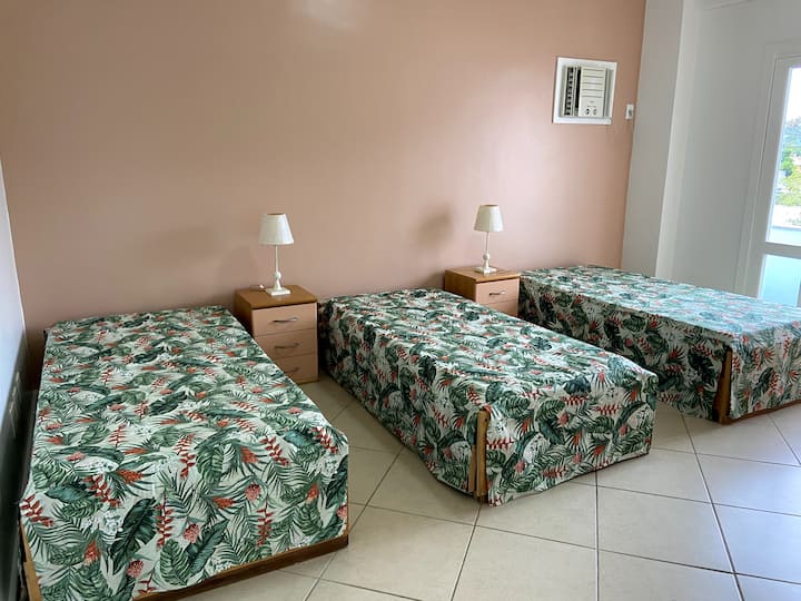 Suite de 5 a 3 camas individuales con camas dobles