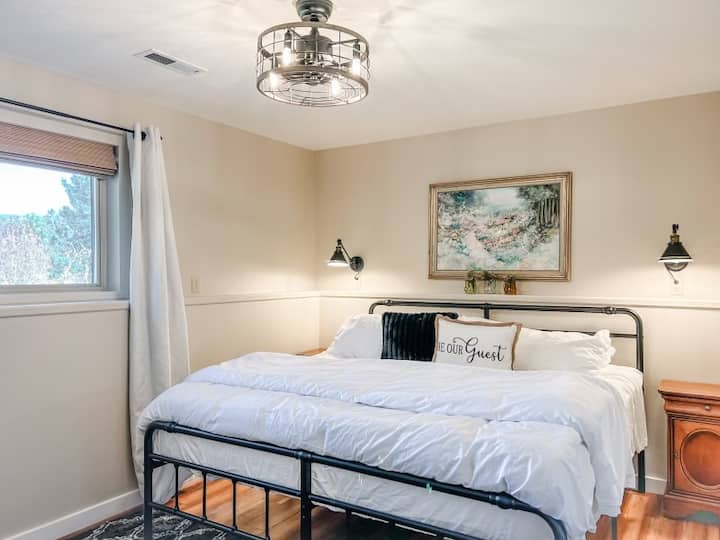 King bedroom with Ross Peak views.