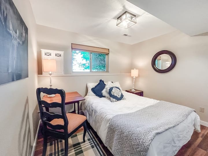 3rd room for a quiet work space or air mattress or pack n play for additional kids upon request.
