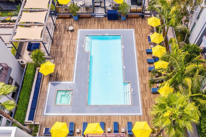 Above the Hollywood Stars Luxury Paradise