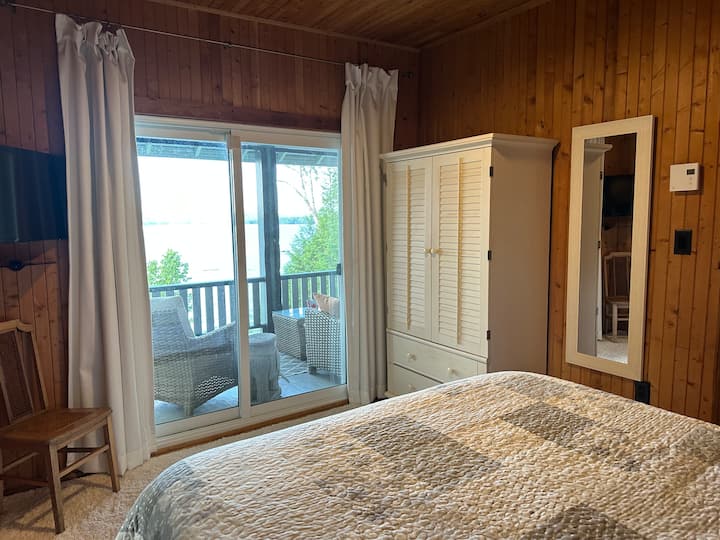 Dormitorio principal con salida y vista al lago
