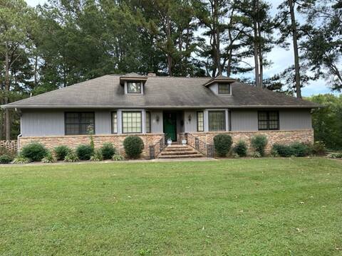 Ms. Charline’s 2 BDRM 3 BATH Home Close To UTM