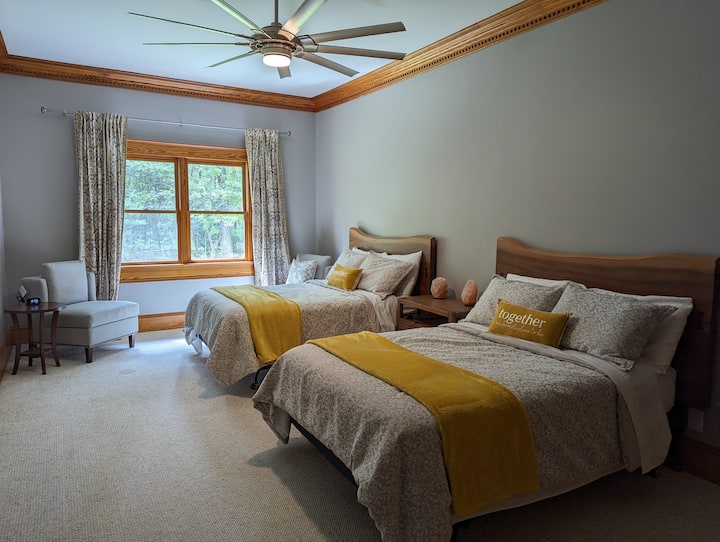 Četvrta spavaća soba s dva kreveta pune veličine.