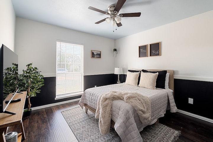 Shijo këtë dhomë gjumi të qetë me një krevat dopio "queen", komodinë, llambë dhe televizor personal për relaksin tënd përfundimtar