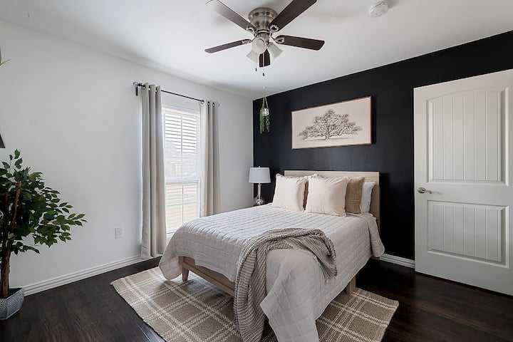 Shijo këtë krevat dopio të rehatshëm, komodinë, llambë dhe dollap me hapësirë shtesë për t 'u çlodhur gjatë qëndrimit