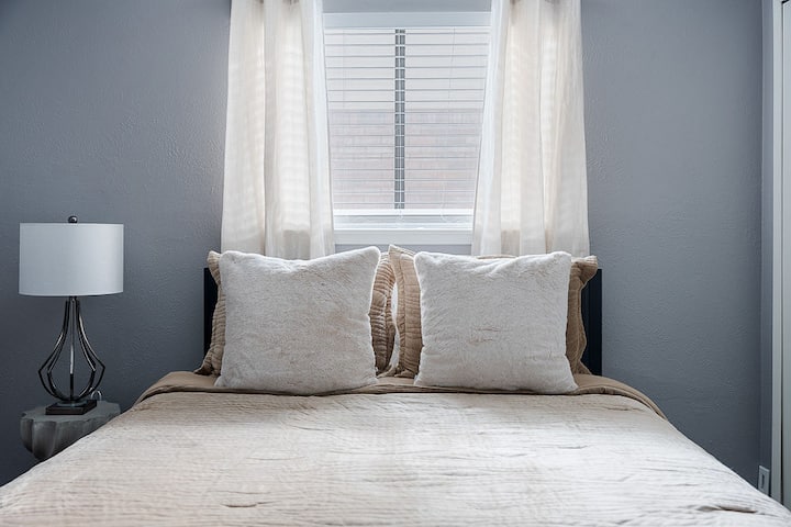 Gjej qetësi në këtë dhomë gjumi të bukur me dritë natyrale, një krevat dopio të rehatshëm, një komodinë dhe një llambë për relaksin tënd