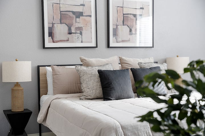 Gjej freskim në dhomën kryesore të gjumit me një krevat dopio "king-sized" dhe një banjë private të bashkangjitur për rehatinë tënde përfundimtare