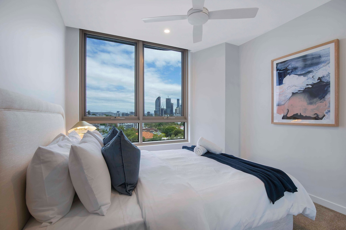 Chumba cha kulala cha 2 chenye kitanda aina ya queen na feni ya dari.