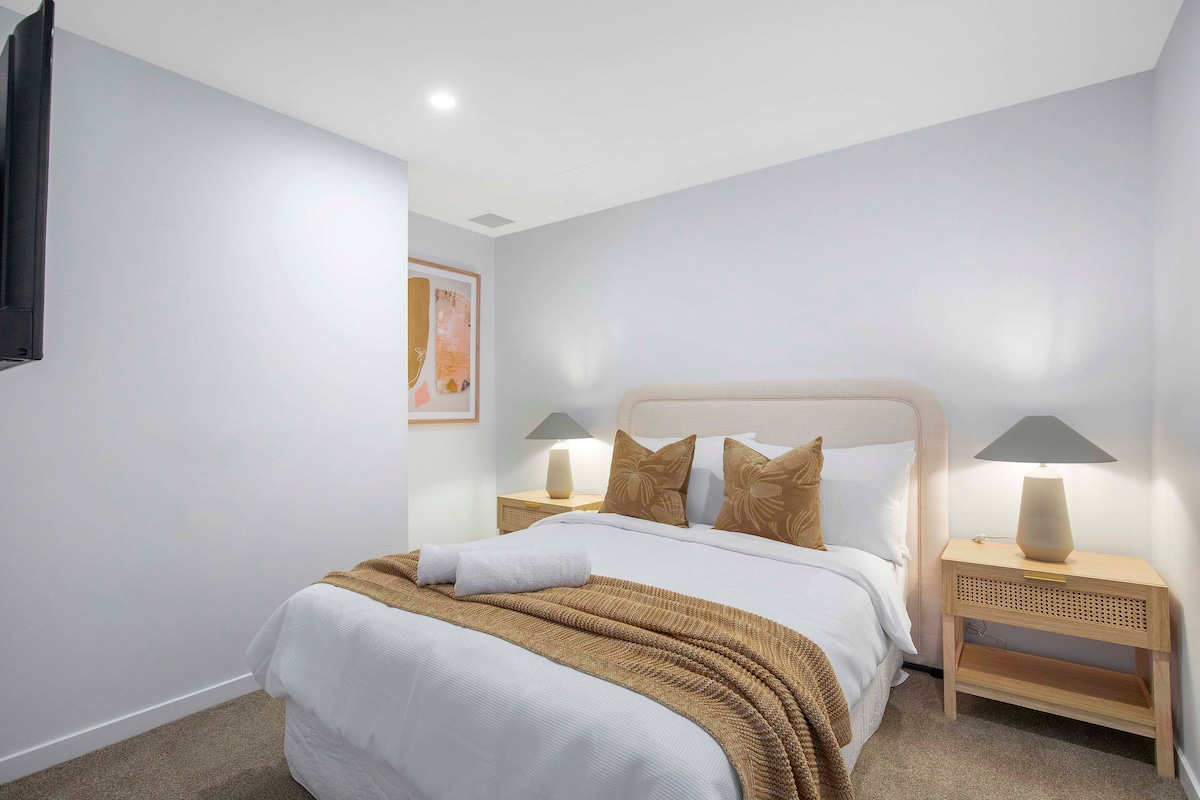 Chumba cha kulala mara mbili chenye runinga.