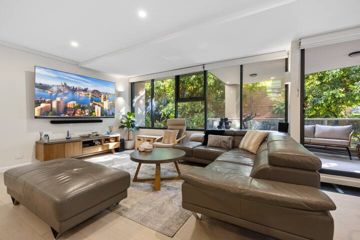 Slick 3 Bed 2 Bath Modern Reno, Backyard & Parking gallery image 5