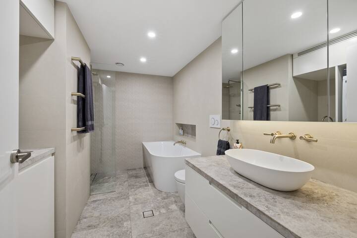 Slick 3 Bed 2 Bath Modern Reno, Backyard & Parking gallery image 3