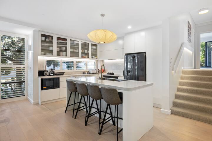 Slick 3 Bed 2 Bath Modern Reno, Backyard & Parking gallery image 2