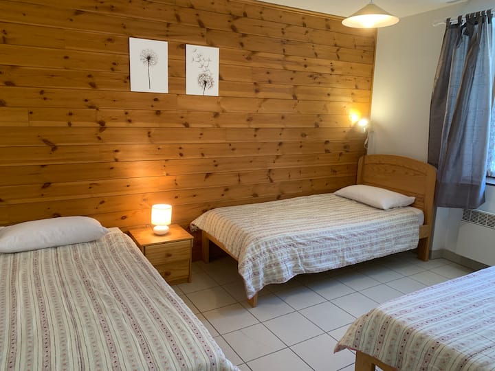 chambre avec 3 lits simples
