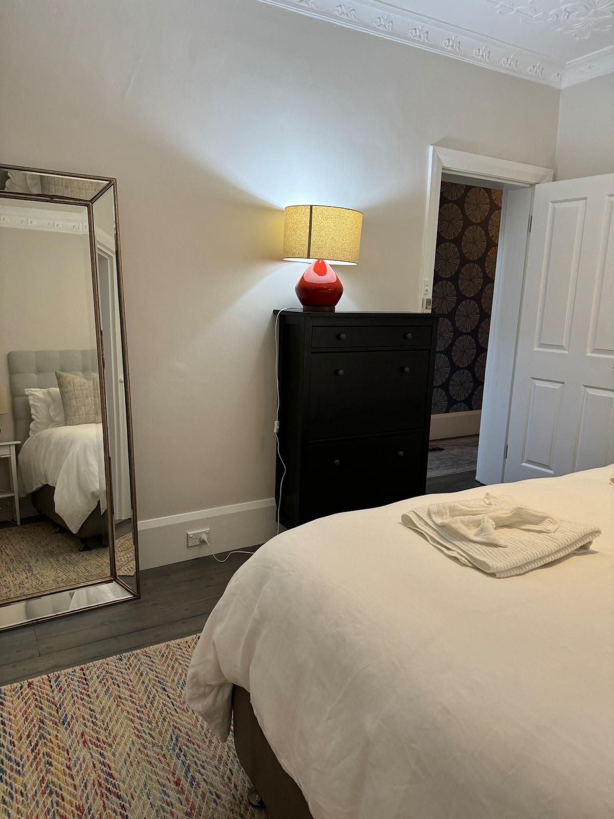 Hoofdslaapkamer - schoenenkast en enorme spiegel 