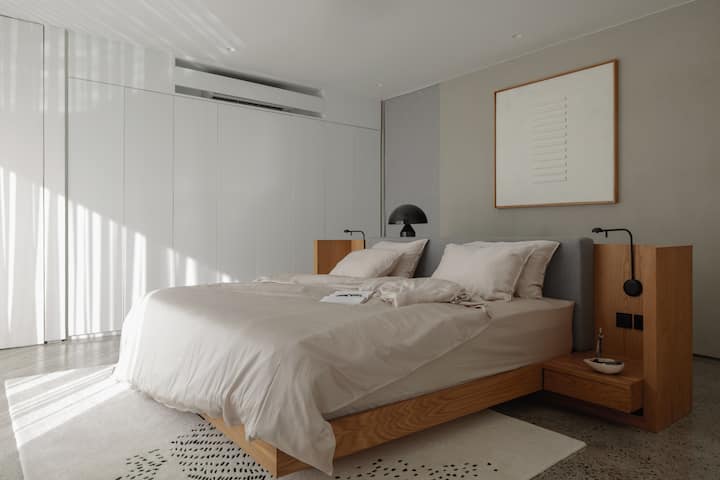 Cama tamaño king cómoda en un dormitorio moderno y elegante