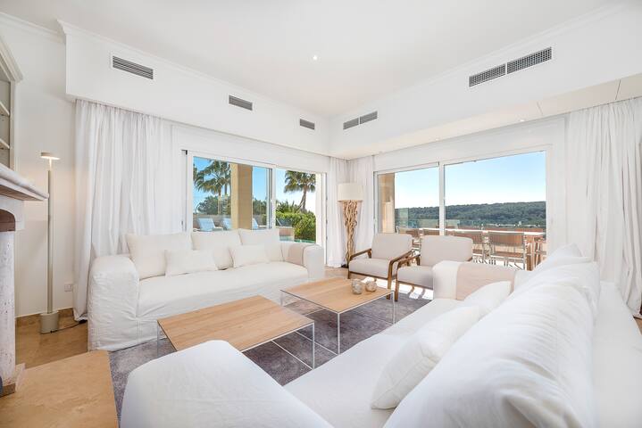 Luxury Villa with sea views gallery image 5