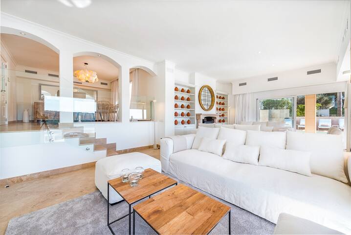 Luxury Villa with sea views gallery image 4