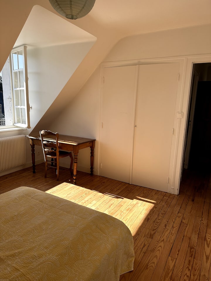 1-ლი სართულის საძინებელი 140 საწოლითა და სამუშაო მაგიდით