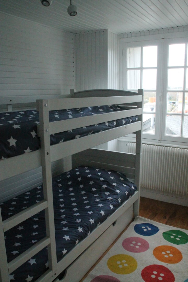 Ორსართულიანი საწოლი უჯრის საწოლით (მე-11 ადამიანისთვის)