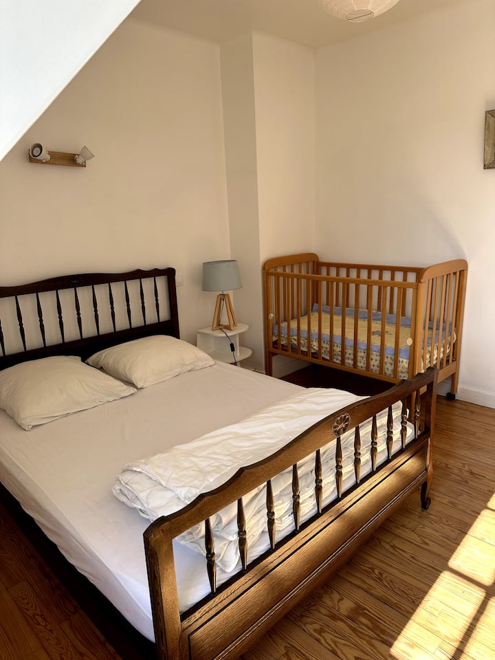 1-ლი სართულის საძინებელი 140 საწოლითა და ჩვილის საწოლით