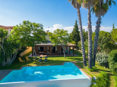 House with infinity pool