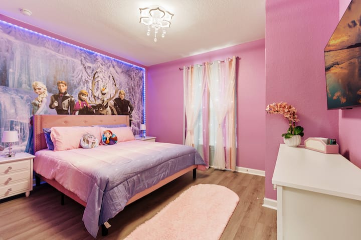 El segundo dormitorio tiene 1 cama TAMAÑO KING y TV inteligente de 43pulgadas, habitación de las princesas. 