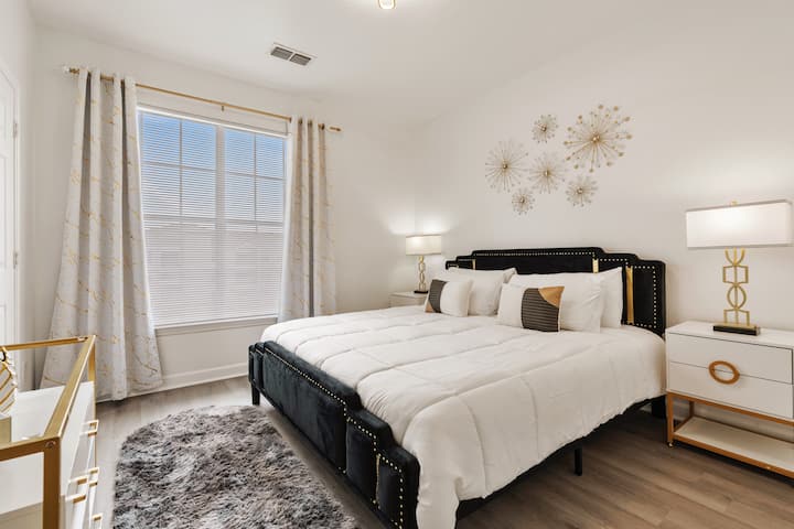 El dormitorio de la suite principal tiene una cama TAMAÑO KING y un televisor inteligente de 55pulgadas.